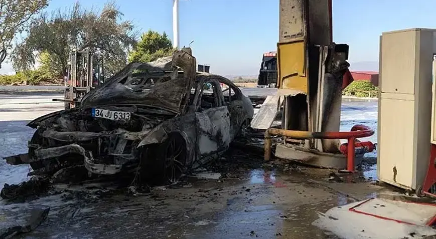 İzmir’de akaryakıt istasyonunda korkutan kaza: Otomobil alev aldı!