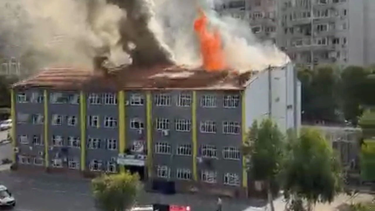 Karabağlar'da okul çatısında yangın paniği
