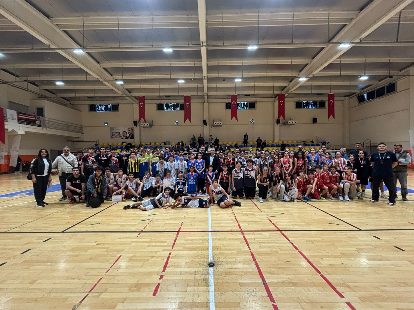 Bergama’da Cumhuriyet Kupası basketbol turnuvası tamamlandı
