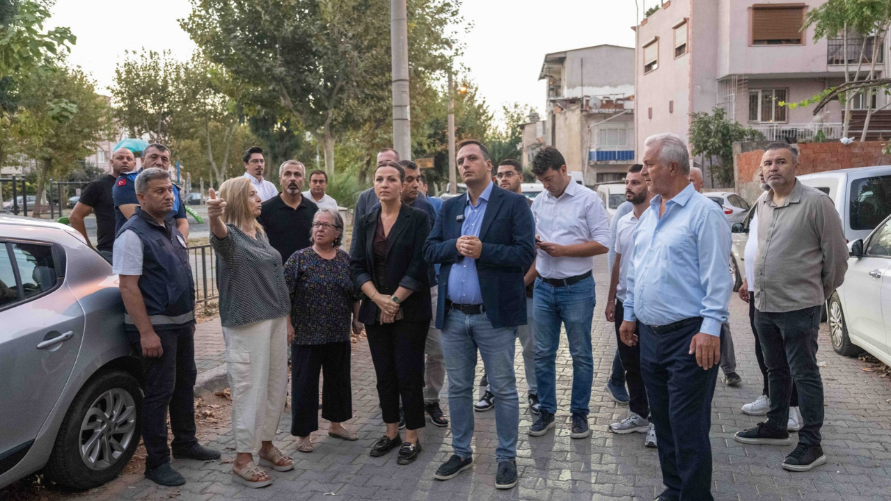 Bornova’da Rafetpaşa Mahallesi köşe bucak temizlendi! Konteynerler yıkandı, boyandı