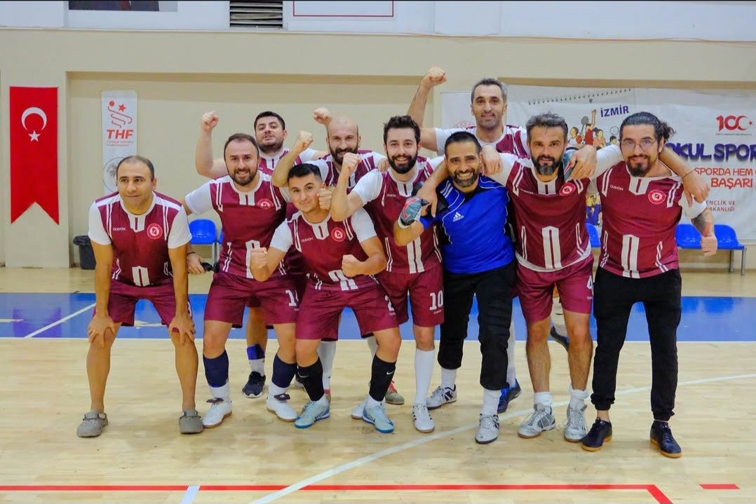 İKÇÜ Personel Futsal Takımı İzmir şampiyonu oldu: Hedef Ege finalleri