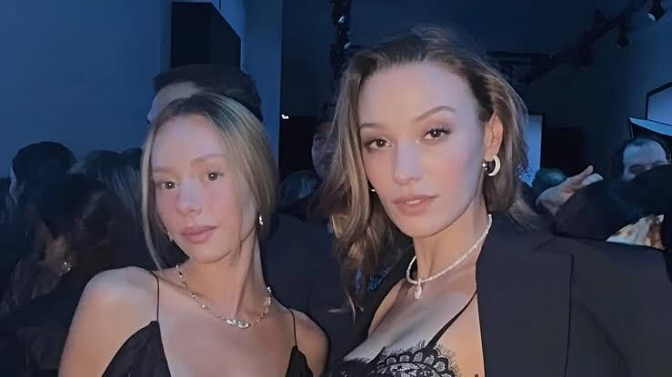 Sümeyye Aydoğan, Ester Expósito ile Paris Moda Haftası’nda buluştu
