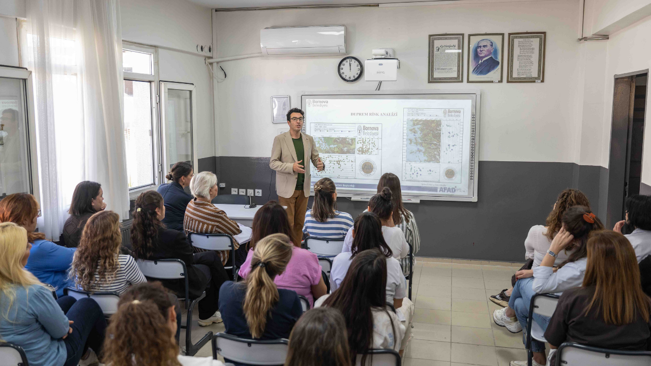 Bornova’da BELGEM öğretmenlerine temel afet bilinci eğitimi