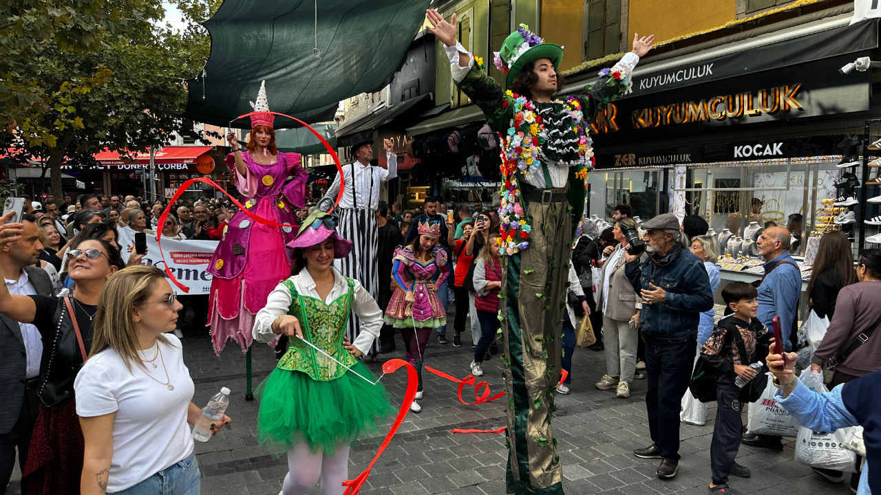Kemeraltı Festivali, düzenlenen kortej yürüyüşüyle başladı