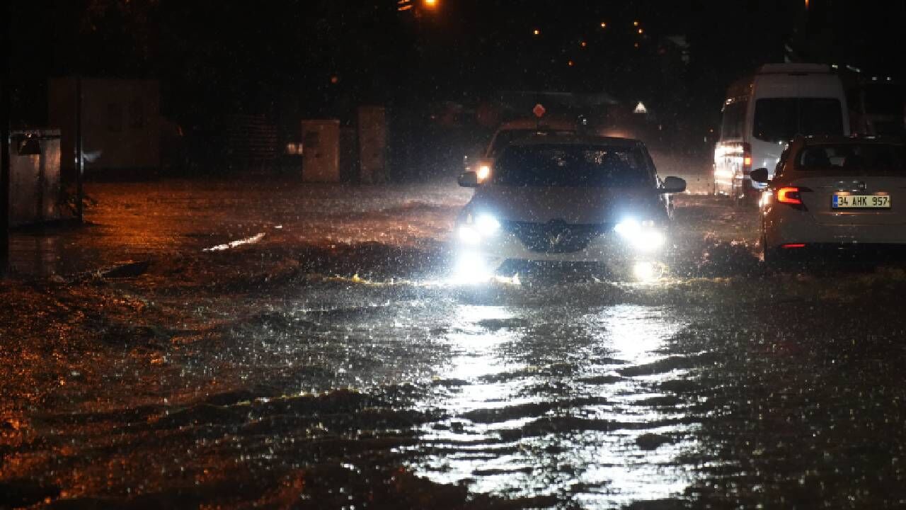 İstanbul için turuncu kodlu uyarı verildi: 8 ilçede sel riski!