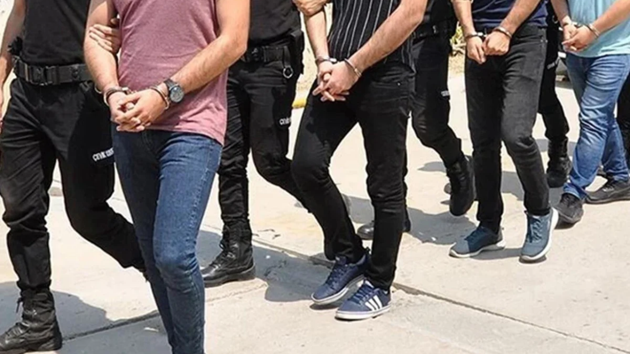 İzmir’de FETÖ operasyonu 16 şüpheli gözaltına alındı