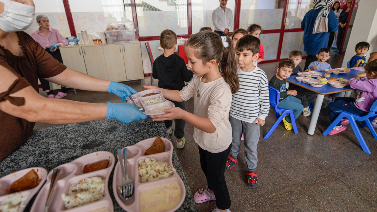 İzmir’de miniklere sıcak yemek desteği