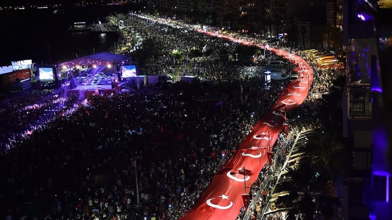İzmir Cumhuriyet'in 103. yılını coşkuyla kutlayacak! İşte gün boyu sürecek görkemli programlar!