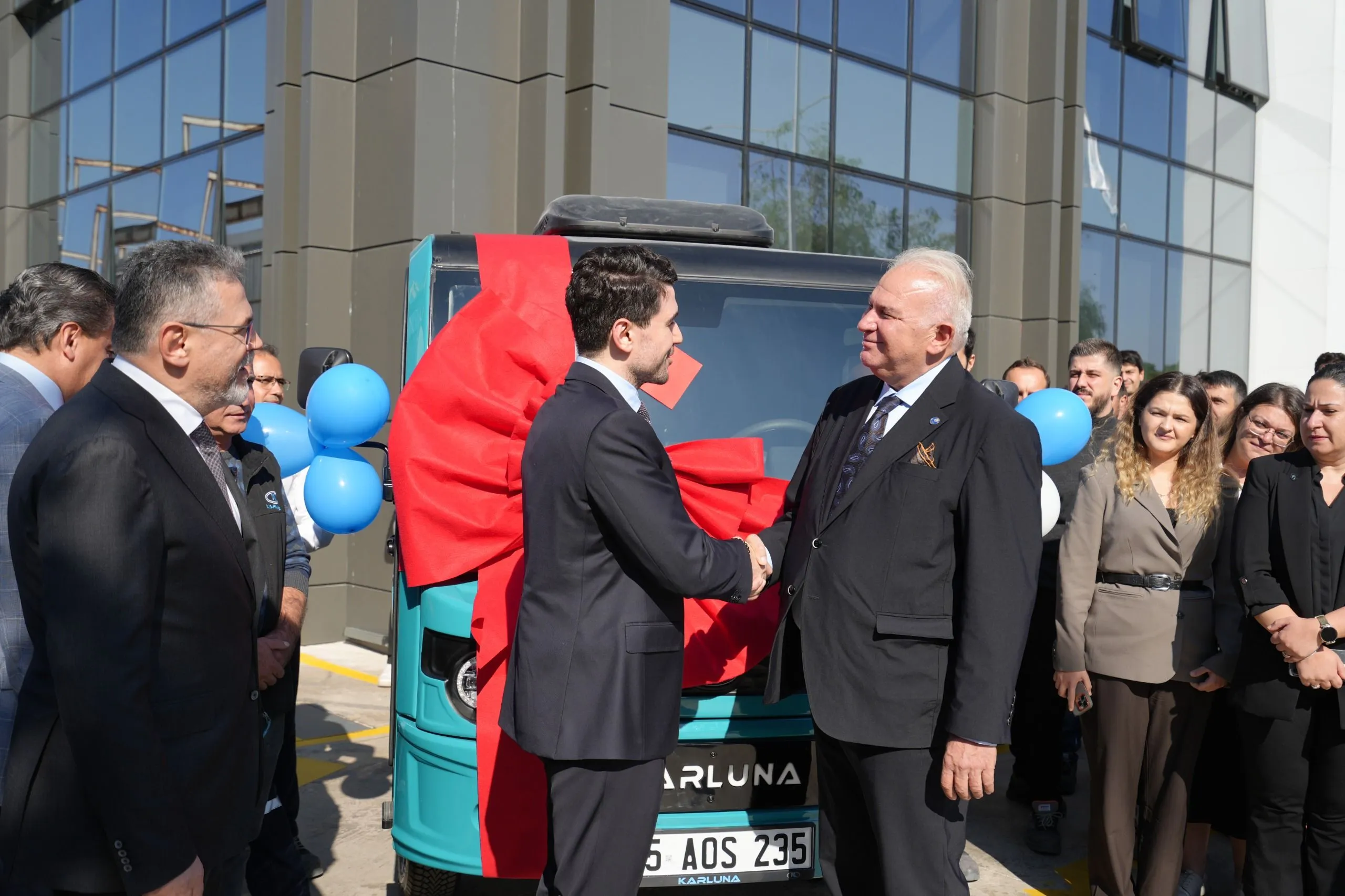İzmir’in ilk ve tek elektrikli aracı Karluna İAOSB’ye armağan edildi