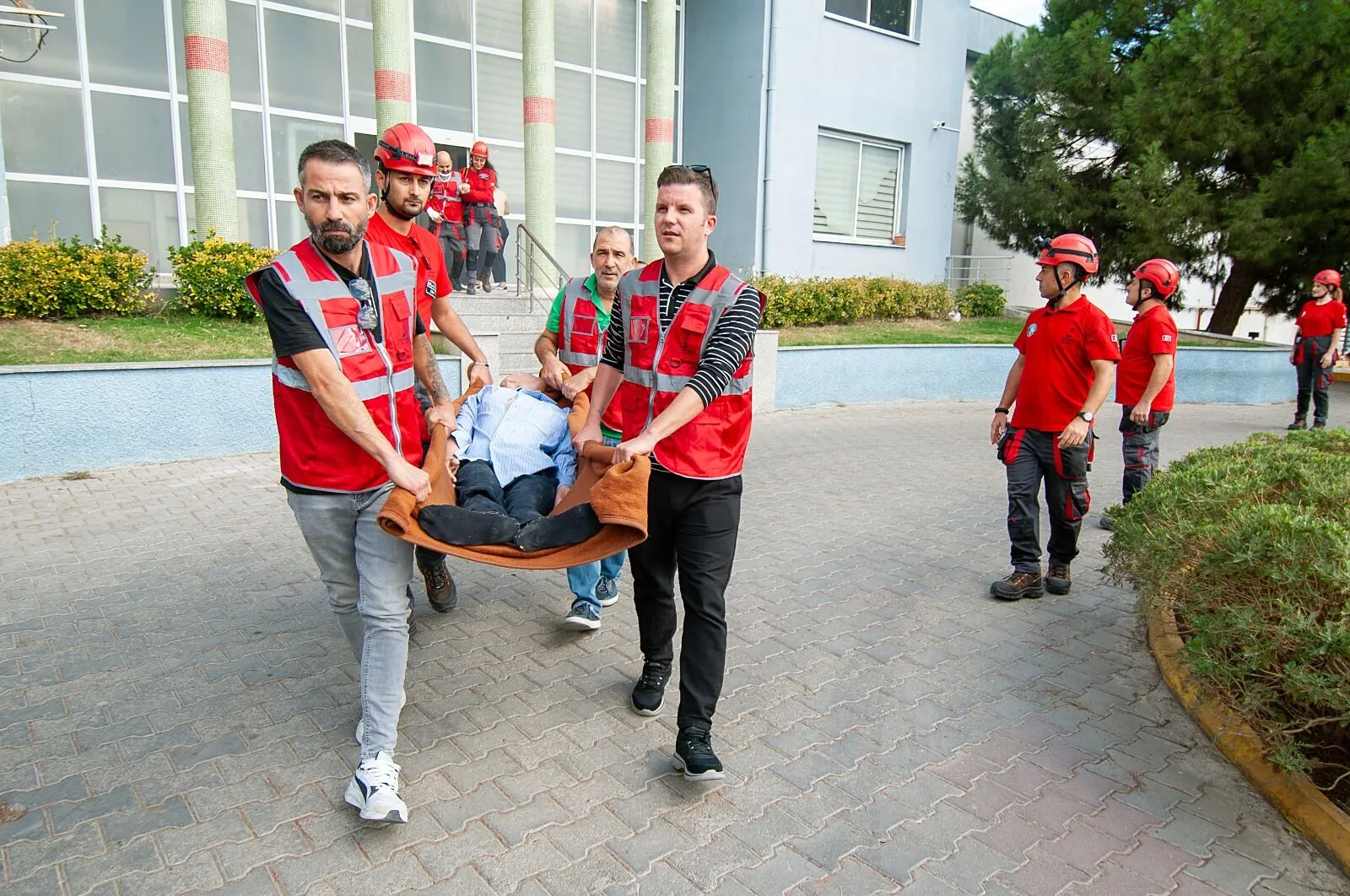Karsiyakada Deprem Tahliye Tatbikati 5