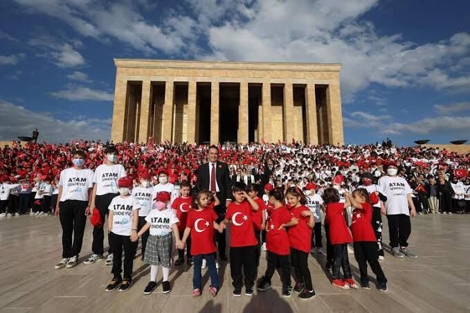 LÖSEV’den Anıtkabir’de geleneksel buluşma: Yaklaşık 100 bin kişi bir araya geldi