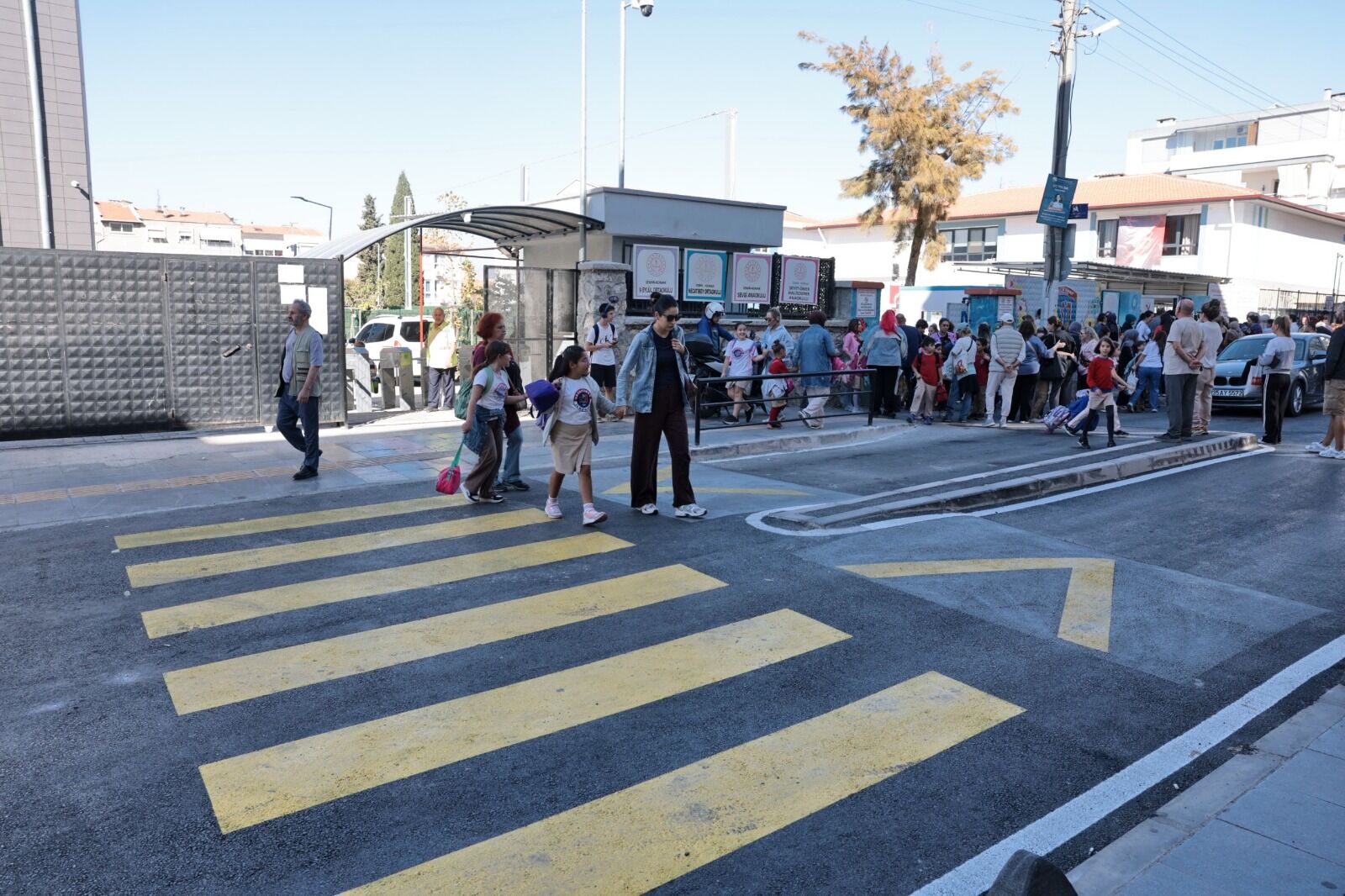Konak’ta 5 okulun bulunduğu sokak yenilendi